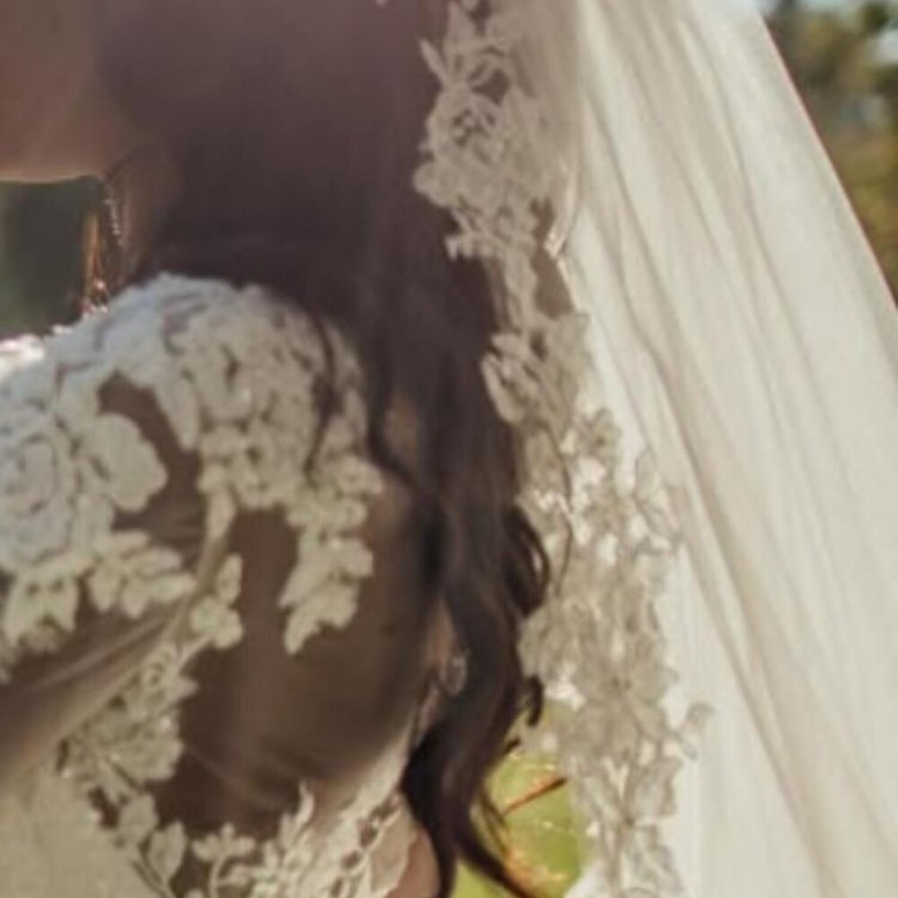 WEDDING DRESS & VEIL - Picture 5 of 10